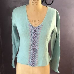 Embroidered wool V-neck  with frilled sleeves